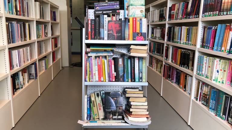 Een kast vol gedumpte boeken. (Foto: Rogier van Son)