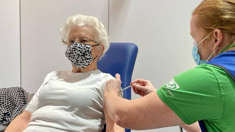 Corrie van Loon uit Prinsenbeek kreeg vrijdag haar boosterprik (foto: Erik Peeters).