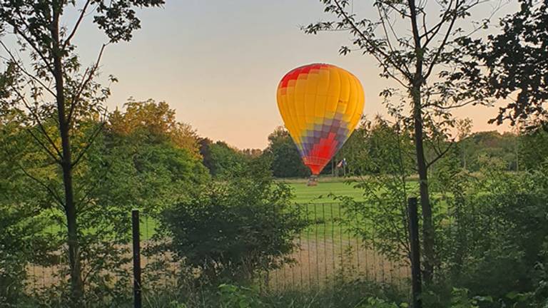 Luchtballon met aanstaand bruidspaar landt op kloosterterrein