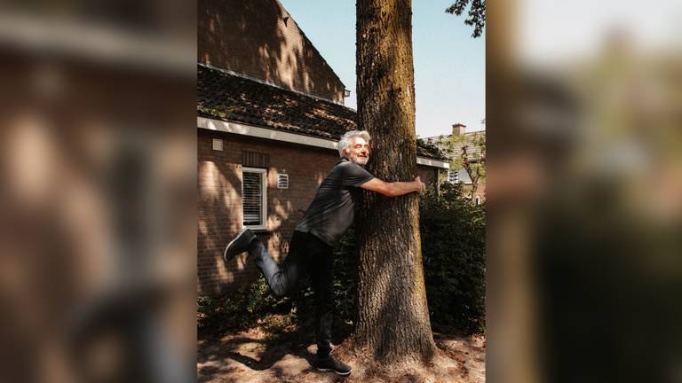 Antoon en de boom die voor de familie nu zoveel betekent (Foto: Naomi Diaz, schoondochter van Antoon).