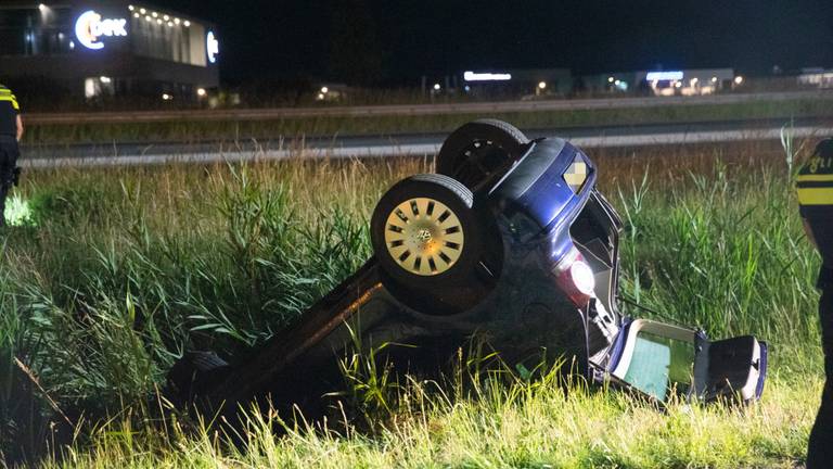 Auto gevonden in sloot (foto: Christian Traets - Persbureau Heitink).
