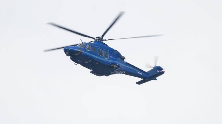 Bij de achtervolging werd een politiehelikopter ingezet (archieffoto: Gabor Heeres).