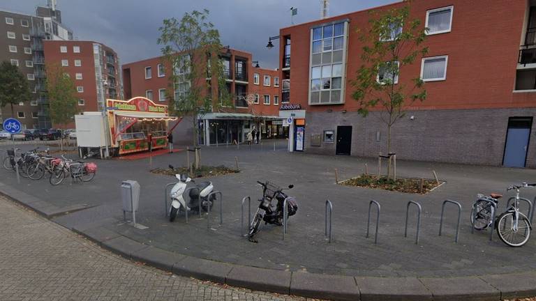 Het winkelcentrum waar de man rondliep (beeld: Google Streetview).