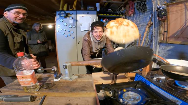 Vader Kees en zoon Bram van Dijk met de pannenkoekenmachine van Buurman en Buurman.