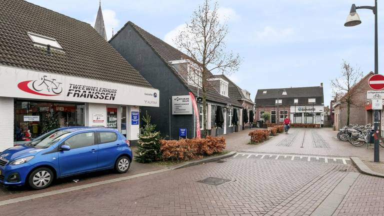 Islamplanning kocht een gebouw achter het grijze pand (Foto: Funda).