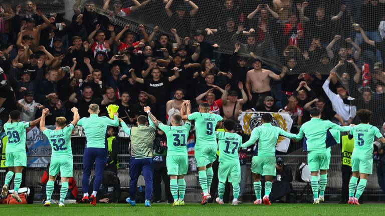 PSV-spelers vieren feest met meegereisde fans in Graz (foto: ANP).