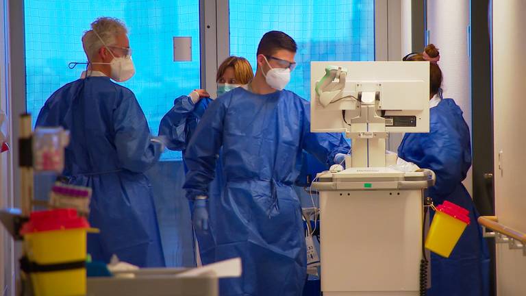 Drukte op de gang van de corona-afdeling in het Catharinaziekenhuis.