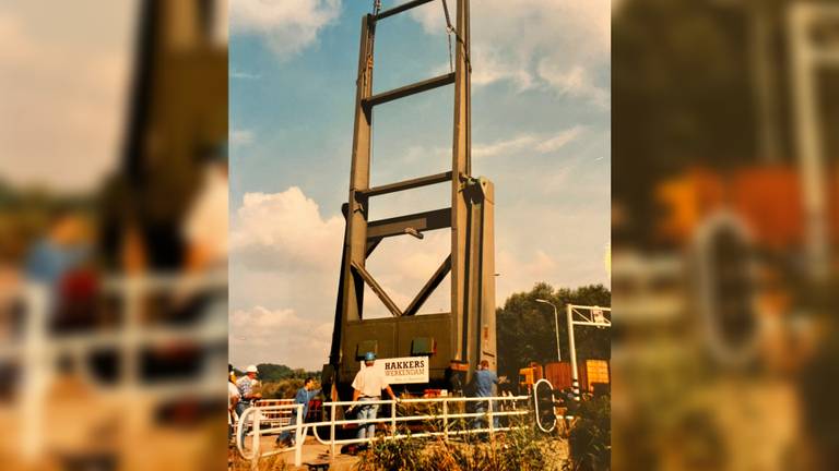 15 augustus 1995 wordt de brug van Piet naar zijn huis gebracht. (foto: collectie familie Van Schijndel)