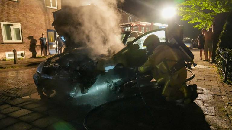 De brandweer probeert de brandende auto in Helmond te 'redden' (foto: Harrie Grijseels/SQ Vision Mediaprodukties).