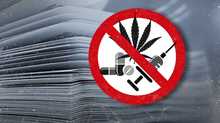 Een afbeelding van een verbod op drugs met een stapel papier op de achtergrond