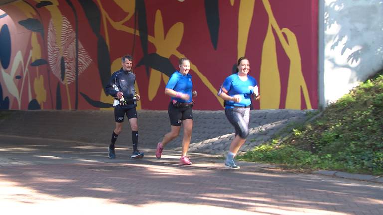 Plukjes hardlopers in Waalre bij hun alternatieve marathon (foto: Jan Waalen).