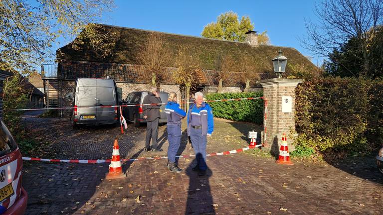 Onderzoek bij kampeerboerderij na de brand(foto: Noël van Hooft).