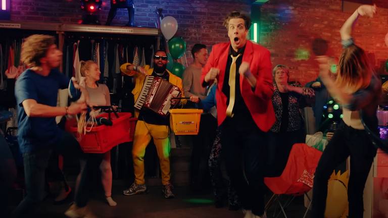 De videoclip van het nieuwe nummer van Snollebollekes met in het geel de DJ La Fuente