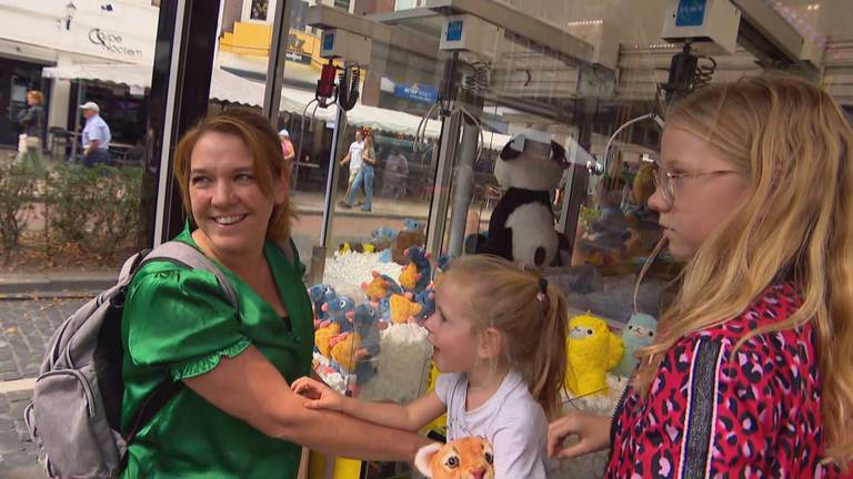 Stefanie Dirks en haar kinderen proberen een knuffel te scoren (foto: Omroep Brabant). 