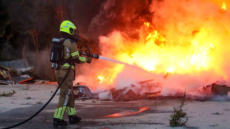 Er kwam bij het blussen enorm veel rook vrij (foto: Corrado Francke).