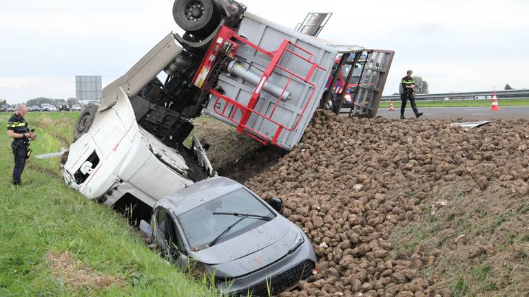 Vrachtwagen met suikerbieten in de sloot: forse vertraging op A59