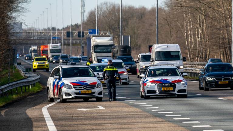 De A27 werd afgesloten omdat de man op de weg liep (foto: Marcel van Dorst/SQ Vision).
