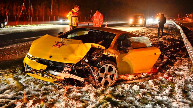 Lamborghini van twee ton belandt tegen de vangrail