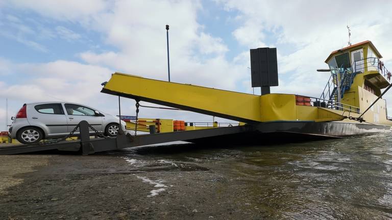 Oversteken met een pont op de Bergsche Maas is vanaf 5 februari niet meer voor iedereen gratis (foto: Jan Peels).