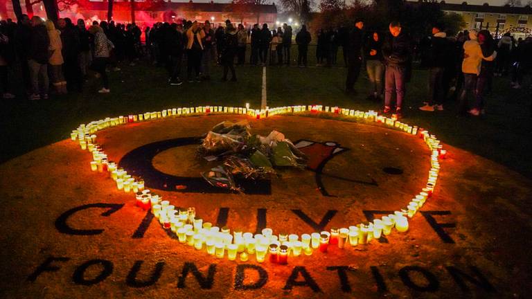Honderden mensen hielden dinsdagavond een indrukwekkend eerbetoon voor de jonge slachtoffers van het fatale auto-ongeluk in Helmond zaterdag.
