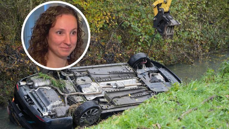 Liesbeth en haar twee zoontjes zaten vast in deze auto die ondersteboven in de sloot lag (foto: Erik Haverhals/SQ Vision).