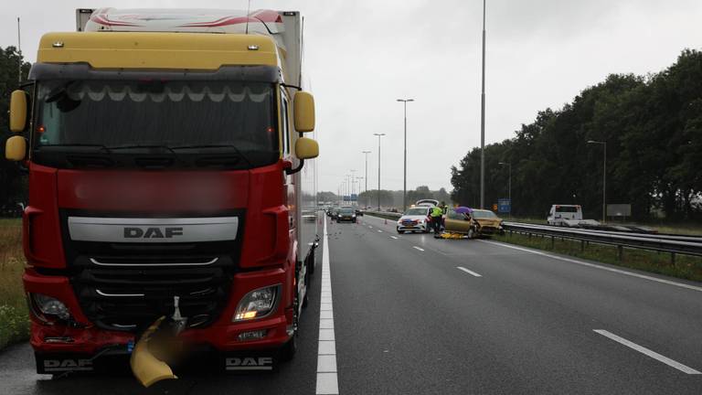 De vrachtwagen liep niet veel schade op (foto: Persbureau Heitink).