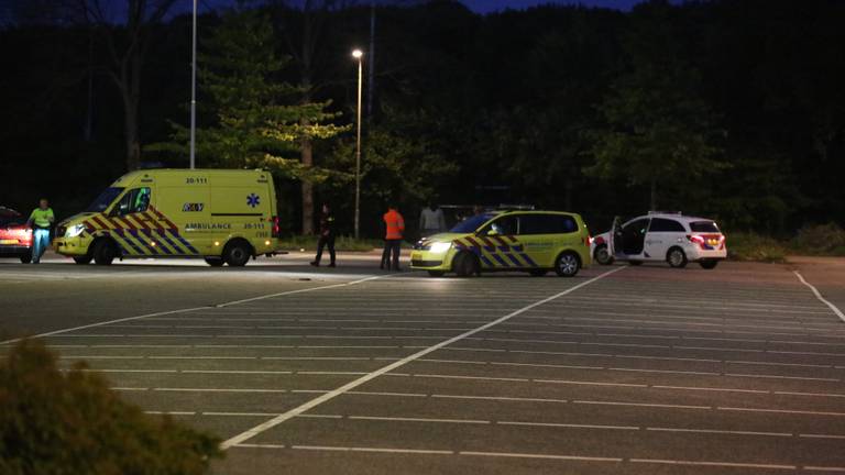 Hulpdiensten op de parkeerplaats (foto: Christian Traets/SQ Vision).