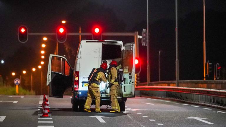 Het busje werd gevonden op een viaduct (foto: Sem van Rijssel/SQ Vision)