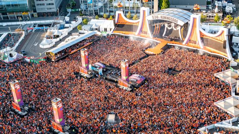 Het Chasséveld in Breda stond woensdag vol met feestvierders (foto: MaRic media).