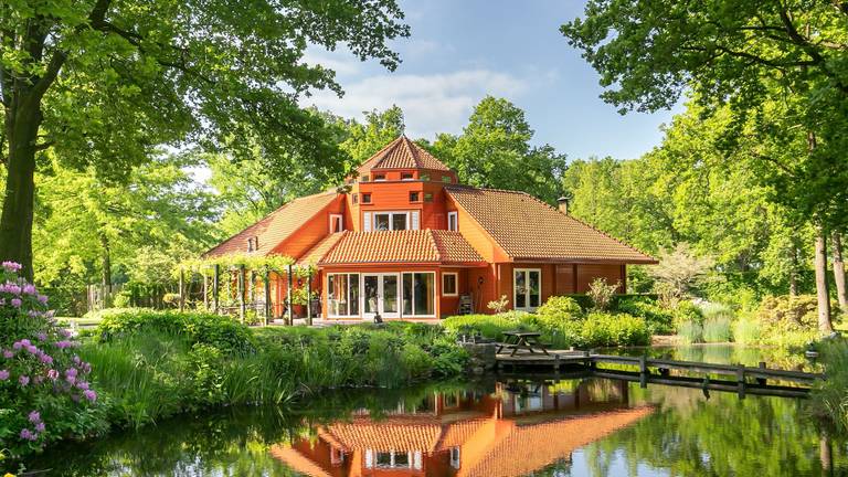 Het houten landhuis in Helenaveen (foto: Funda)