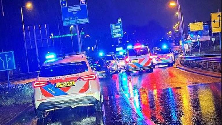  De automobiliste werd na een lange achtervolging aangehouden bij Rotterdam Heijplaat (foto: Instagram verkeerspolitie ZWB).