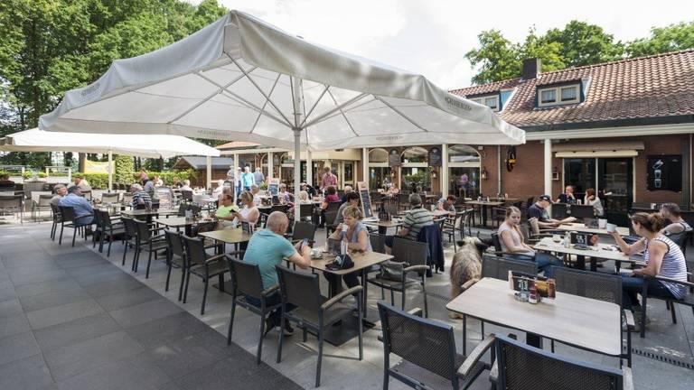 Drukte op het Kaatsheuvelse terras (foto: restaurant De Roestelberg).