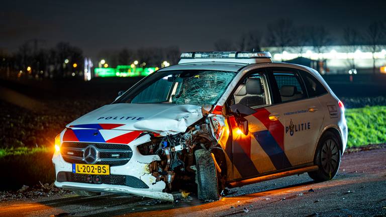 De politiewagen waarmee het dodelijk ongeluk werd veroorzaakt (foto: Media-TV).