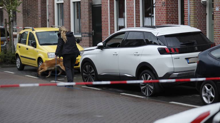 Politie onderzoekt auto op Boulevard Antverpia (Foto: Christian Traets/SQ Vision)