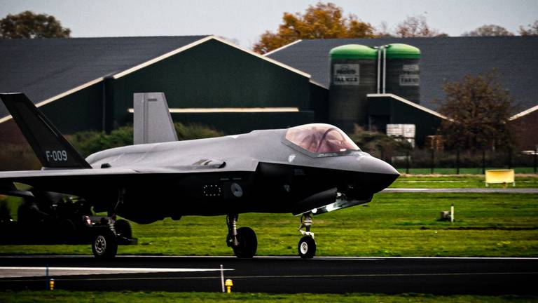 Een F-35 gevechtsjager bij de vliegbasis in Volkel