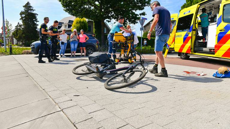 De aangereden fiets bleef op het kruispunt achter (foto: Rico Vogels/Persbureau Heitink).
