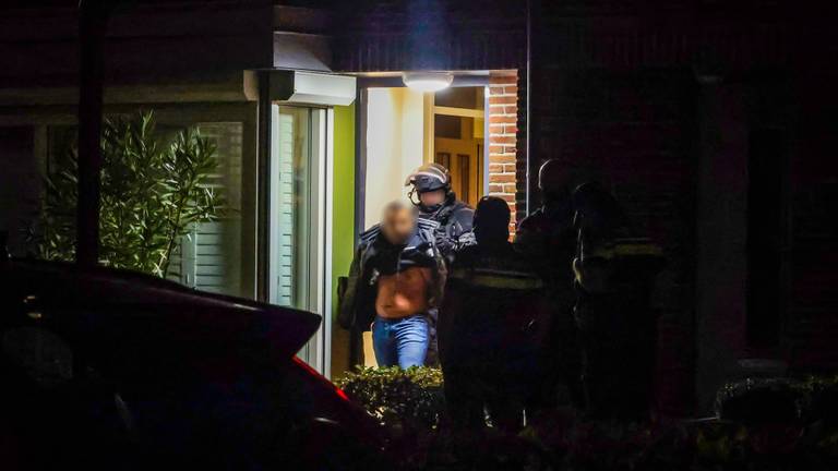 In de Dahlialaan zijn twee mannen en een vrouw aangehouden (foto: SQ Vision).