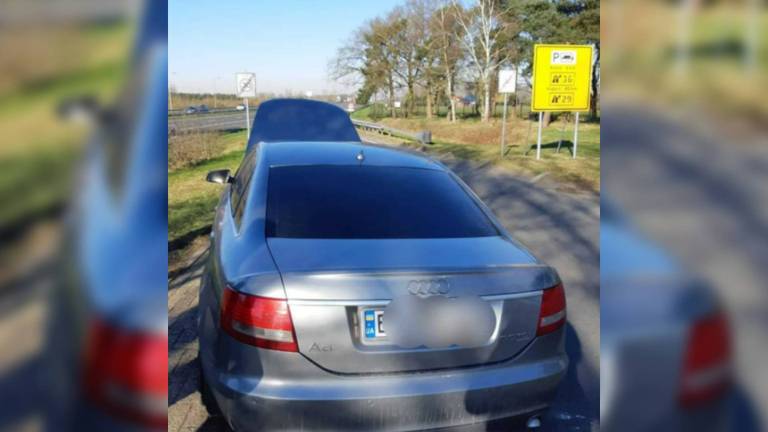 De auto stond met pech langs de A67 (foto: politie Someren/Instagram).