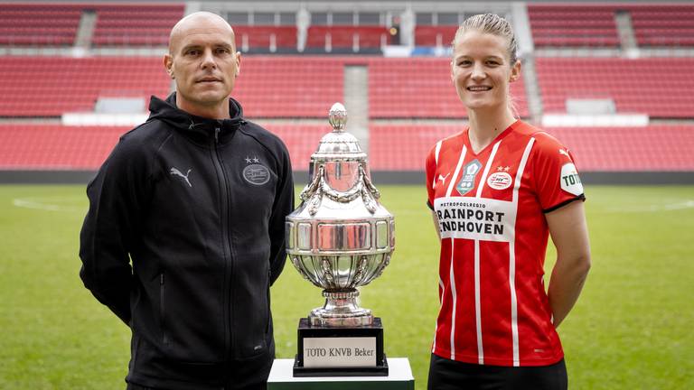 PSV-coach Rick de Rooij en Mandy van den Berg poseren alvast met de beker. Foto: ANP.