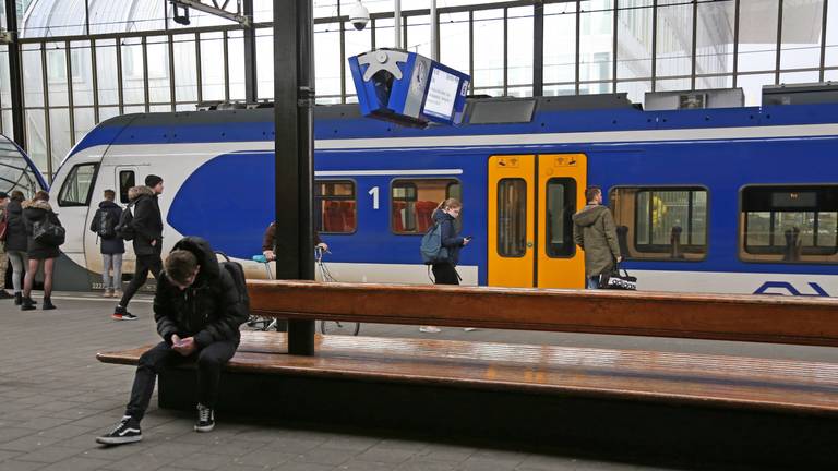 Dat wordt woensdag wachten op de trein (archieffoto: Karin Kamp).