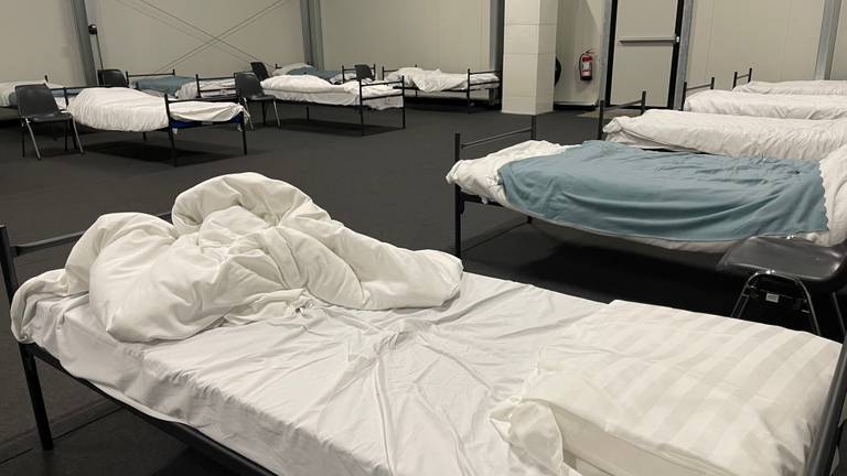 Een beslapen bed in de daklozenopvang voor Oost-Europeanen (foto: Omroep Brabant).
