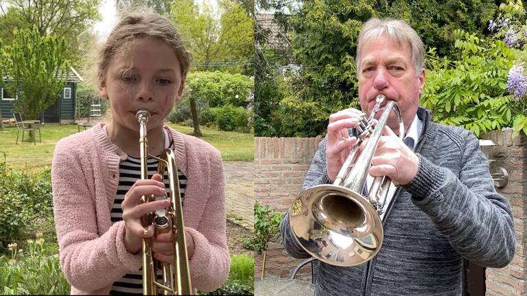 Lize en Harmen met hun trompet in de tuin (foto: Jan Peels).