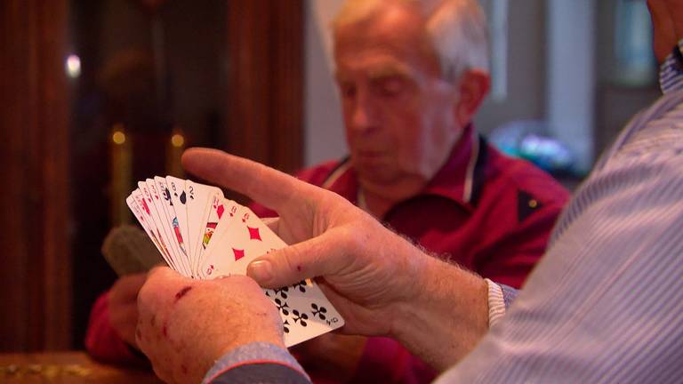 Een potje kaarten met opa? Albert geeft een snelcursus rikken