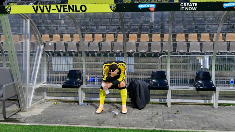 Treurnis in de dug-out van VVV na de monsternederlaag van zaterdag (foto: ANP / Olaf Kraak)