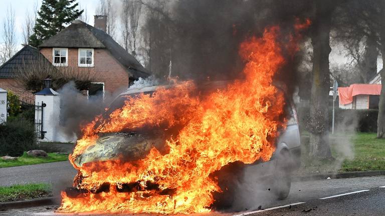 Bestelbusje gaat in vlammen op in Oisterwijk (foto: Toby de Kort/SQ Vision)