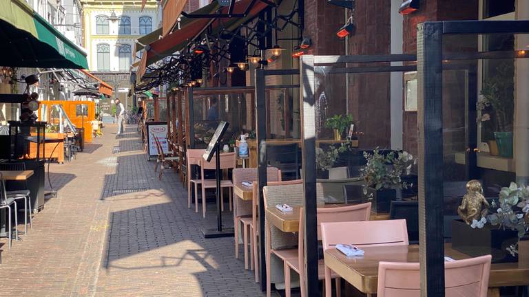 Tafeltjes met schermen in de Korte Putstraat in Den Bosch (foto: Jan Peels)