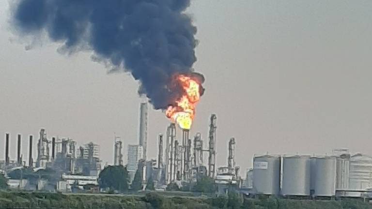 Affakkelen door Shell in Moerdijk. (Foto: @Peter2310 / Twitter)