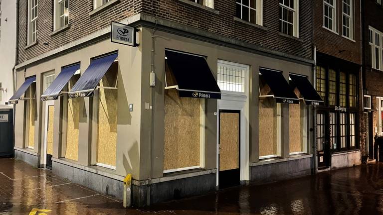 De Primera in Den Bosch dichtgetimmerd na de rellen van maandagavond (Foto: Jos Verkuylen).