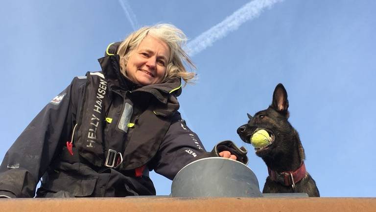 Brabantse speurhond vindt na 11 dagen levend slachtoffer onder het puin