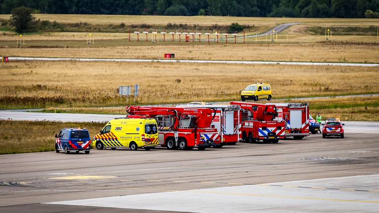 Banden Van Vliegtuig Klappen Na Botsing Met Vogel Op Eindhoven Airport ...